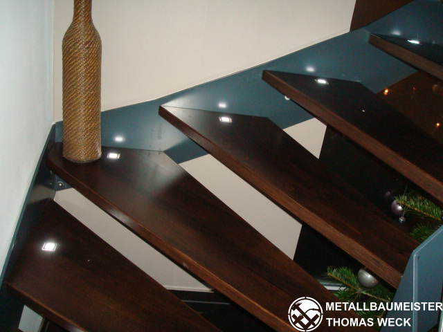 Metalltreppe mit Holzstufen und LED-Beleuchtung